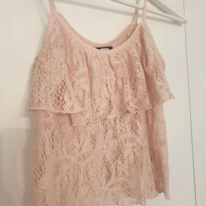  - Linne Gammaldags med spets,kort modell. Storlek: small Färg: Gamelrosa  Begagnat skick Köparen betalar frakt. Har swish 
