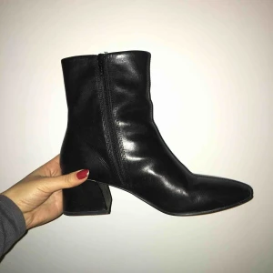  - Skor från Vagabond! Använda sparsamt och så gott som nya. Tagit hand om lädret regelbundet. Köpte i våras! :) gör vi snabb affär är dom dina för 500 inkl frakt!  Xoxo ⭐️
