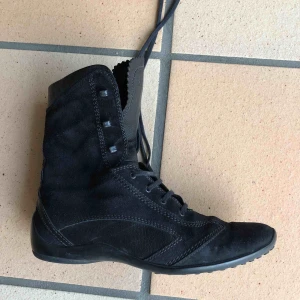  - Äkta Tod känga i svart mocka med läderdetaljer