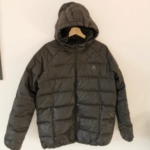  - Adidas pufferjacket i strl XL. 