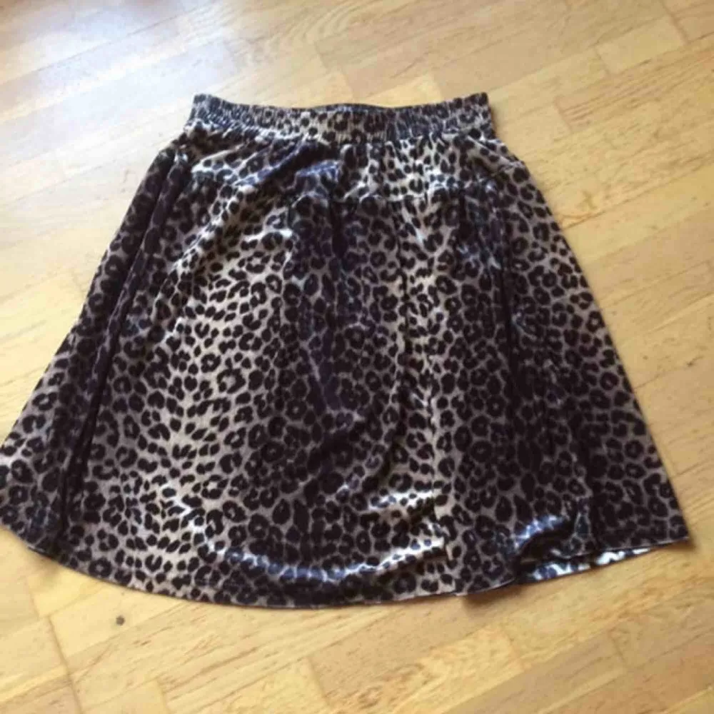 Leopardmönstrad kjol i sammetsmaterial. Storlek M med resår i midjan. Endast provad. Priset är inkl frakt 🙂. Kjolar.