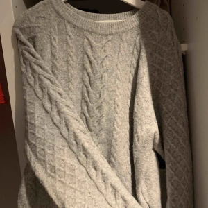  - Fin stickad tröja från hm, större i storleken och skulle passa en M