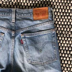 Levis 501 skinny jeans, i ljusblå tvätt. Fin slitning på vänster knä. Möter upp i Göteborg annars står köparen för frakt! 
