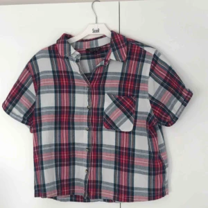  - T-shirt skjorta, lite croppad