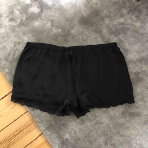 - Mysiga PJ shorts från hm med spets 