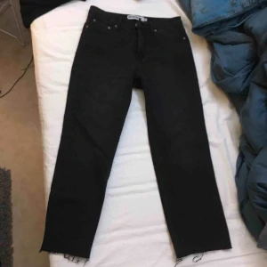  - Raka svarta byxor som är skitsnygga. En lite kortare modell som passar de som är 1.60 och kortare. De går till över ankeln på mig som är 1.60. Helt oanvända, då de är lite för små på mig. 