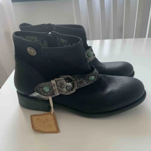  - Snygga ”Replay” BOOTS, helt NYA oanvända med etikett på!  Är i äkta läder , dragkedja vid insidan! 