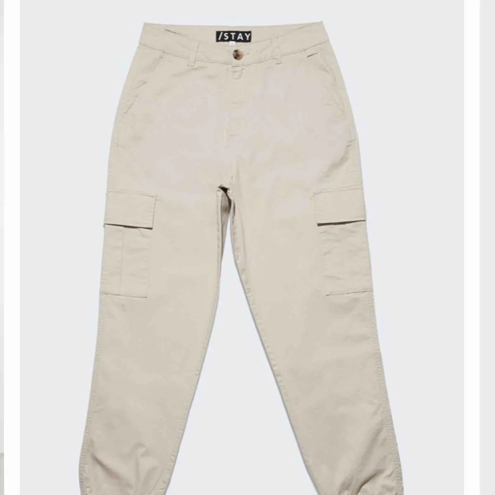 Helt oanvända cargo pants från carlings Kan fraktas då köparen står för frakten. Jeans & Byxor.