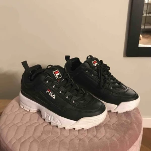  - Fila skor i strl 38, använd fåtal gånger, bra skick. Nypris 1000kr  Säljer pga använder ej