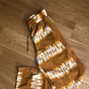  - Superfina och vida byxor från H&M! Endast använda 2 gånger. Bud från 50kr. Köparen står för frakt