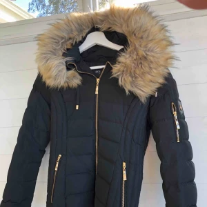 Holliesjacka storlek 34 - Säljer min hollies jacka! Finns inga märken eller hål, nypris 3200kr. 