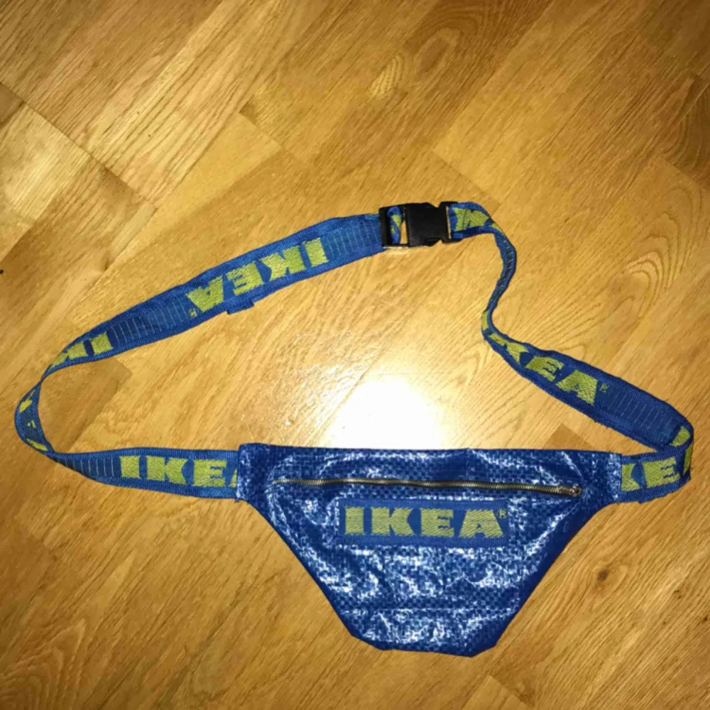 Är någon intresserad av att köpa en IKEA magväska som jag har sytt, buda💛💙möts upp i Uppsala . Accessoarer.