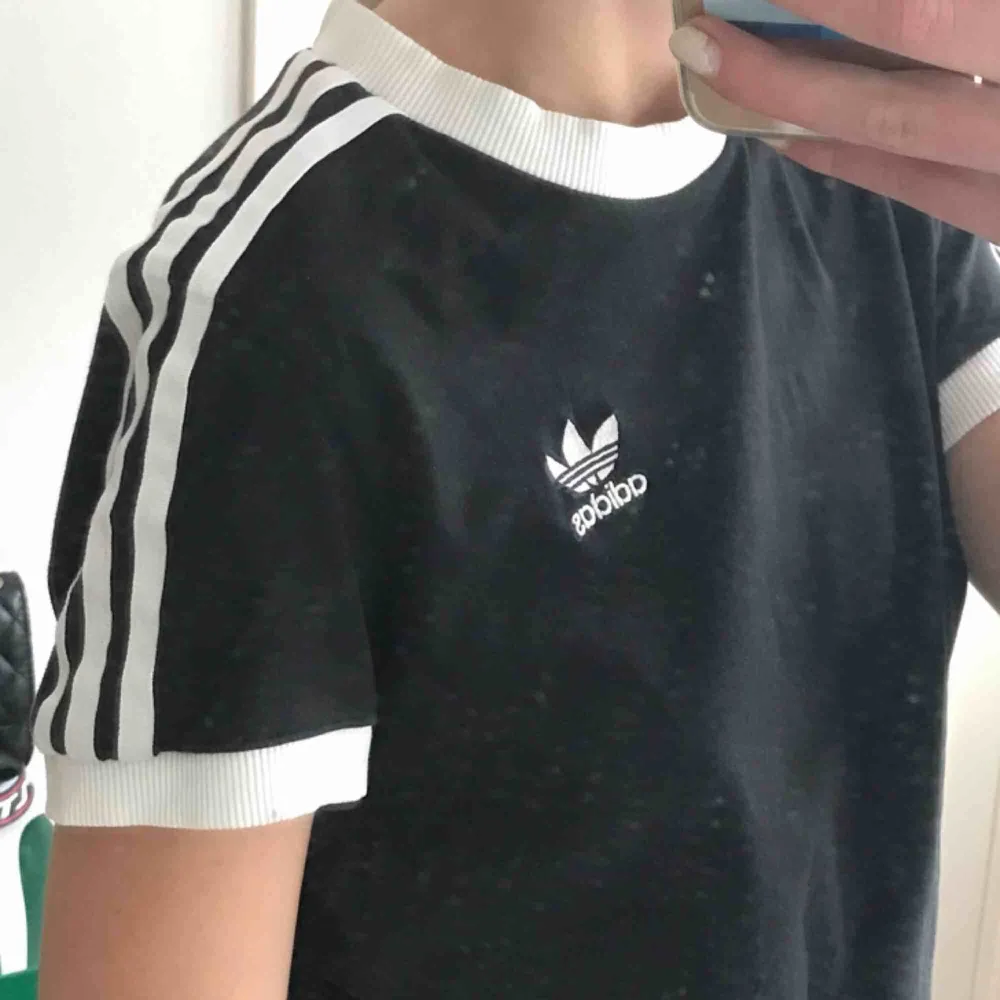 Adidas tröja köpt för 400 kr. Sparsamt använd.. T-shirts.