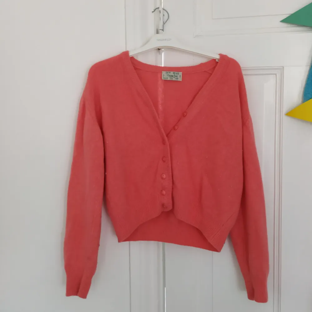 En jääävligt snygg rosa tröja av märket dream time! Den är köpt i Italien för väldigt länge sen och är inte direkt i toppskick, därav priset😅 (den är väldigt noppig (syns i bilderna) och har ett mindre hål på ärmen). Jag älskar den mysiga modellen och den moderna passformen! Frakt: 62. Tröjor & Koftor.