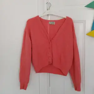 En jääävligt snygg rosa tröja av märket dream time! Den är köpt i Italien för väldigt länge sen och är inte direkt i toppskick, därav priset😅 (den är väldigt noppig (syns i bilderna) och har ett mindre hål på ärmen). Jag älskar den mysiga modellen och den moderna passformen! Frakt: 62