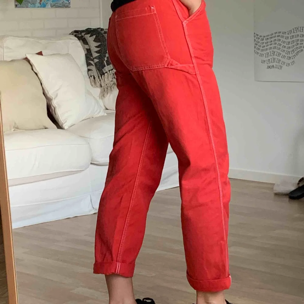 Röda byxor med vita kontrastsömmar från Urban Outfitters. Frakt inkluderad . Jeans & Byxor.