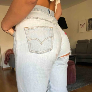  - Super snygga jeans i en ljusblå tvätt som är köpta från en secondhand butik för 450kr 