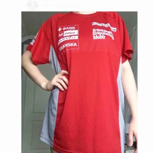  - En röd träningströja i storlek EU 38. Passar perfekt att ha som en kort klänning för mig, och min längd är 176cm