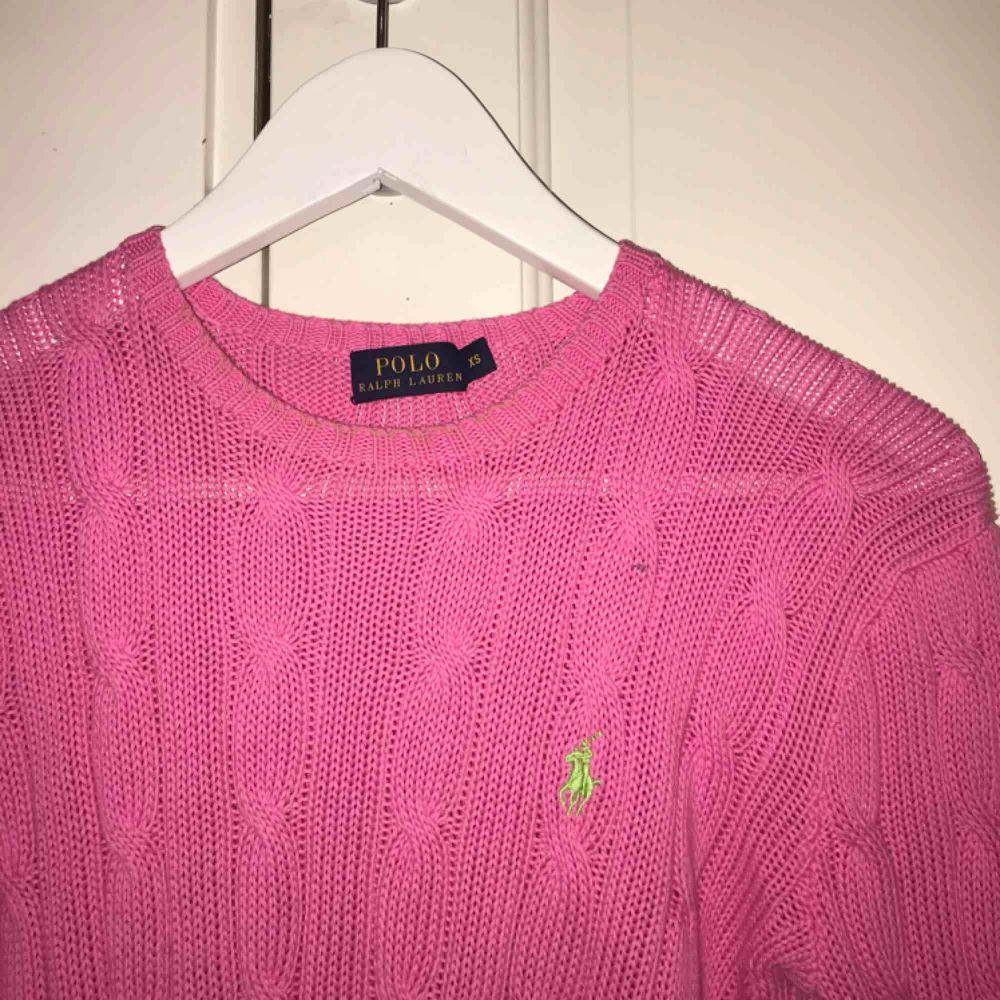 Säljer en rosa Ralph Lauren kabelstickad Tröjan är i strl XS men passar även S och M då den är lite större Köpt på NK i Stockholm Nypris - 1 295 Fint skick. Stickat.