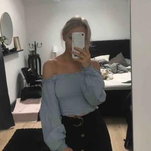  - Använd max 3 gånger. (Vet ej varför det ser typ gult ut på vissa ställen på tröjan, den är helt ren och jämnt blå i verkligheten)