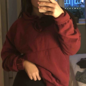  - Snygg hoodie från pull&bear. Använd men är fortfarande i mycket bra skick!  Köparen står för frakt!