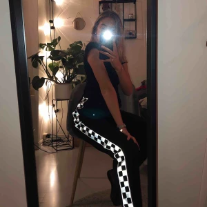  - Coola byxor med reflex från Lisa x madlady. Köpare står för frakt på 59kr 🙏🏼