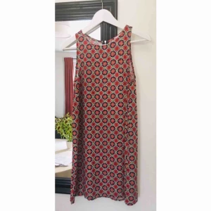  - Snygg klänning i rak modell som använts endast ett fåtal gånger. 82 cm lång (mätt från axeln). Inköpt för 500 kr.