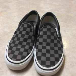  - Vans skor grå/svarta  Bud som gäller från 500kr Nytt skick använda 2-3 gånger  Köpta för 700kr