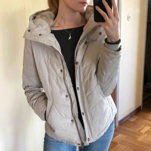  - Tjockare höstjacka i storlek 38/M köpt på MQ, använd några fåtal gånger. Luvan har en mjuk och fluffig insida, köpt för 599kr Möts upp i Stockholm! Skriv vid intresse eller mer info!😃