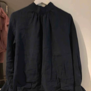  - Fin blus med en liten krage och en snygg slits på armarna!