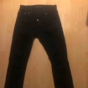  - Straight svarta jeans. Plagget säljs pga dom är för små för mig.frakten är inkluderat i priset!☺️