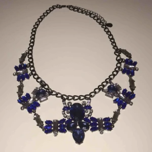Superfint halsband!  - Verkligen jätte fint halsband som livar upp vilken outfit som helst! Svart justerbar kedja med mycket blått och skinande. I nytt skick, inget har lossnat, använd få gånger. 