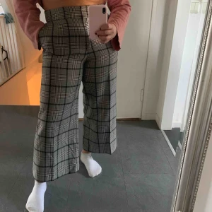  - Lite kortare byxor i rutigt mönster från hm, de slutar ovanför ankeln på mig och jag är rätt kort! Använda ett fåtal gånger, fint skick. Frakt tillkommer 🥰