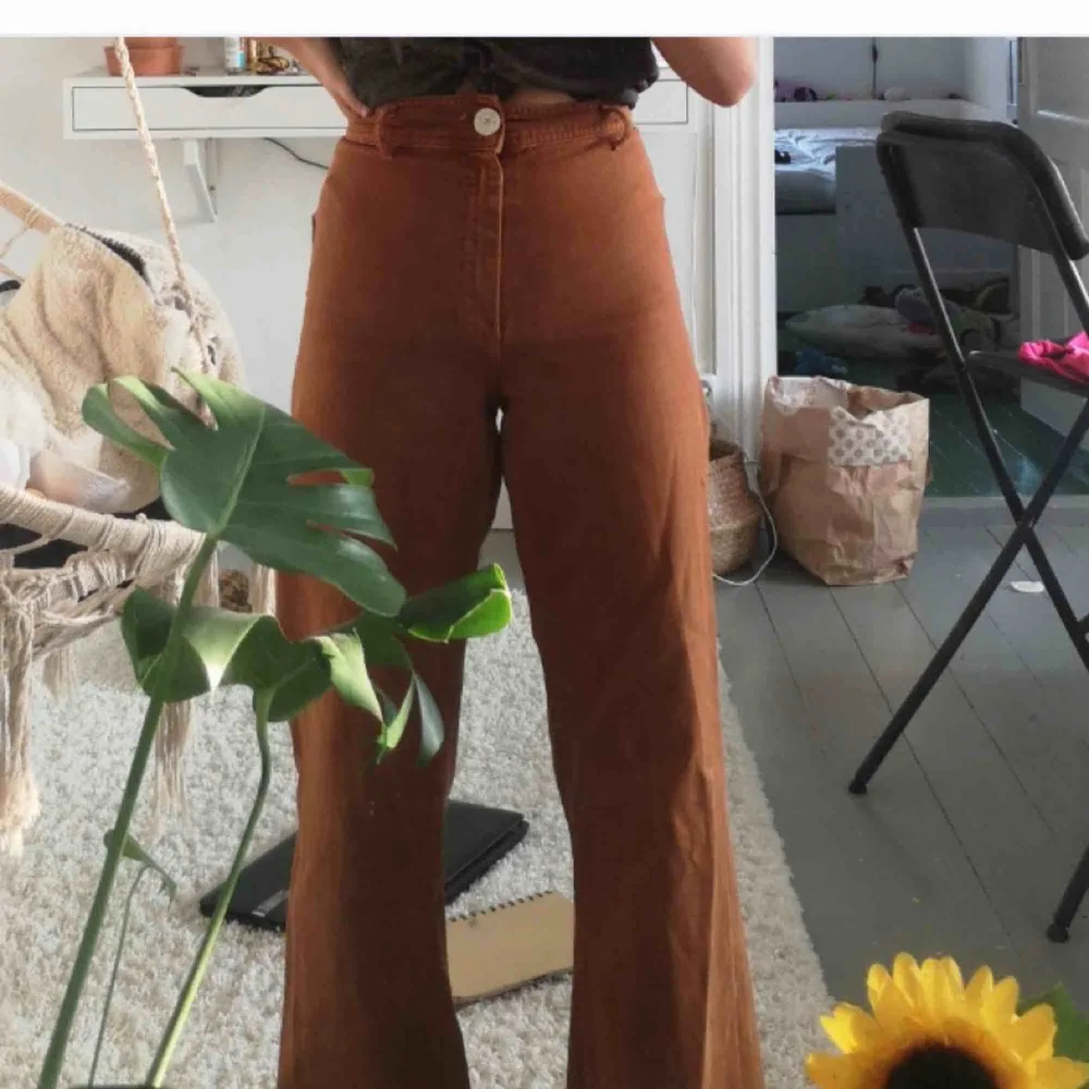 Säljer skitsnygga Zara byxor som är köpta second hand!!! Älskar dessa men säljer pga fel storlek :(. Super snygg orange färg, höga i midjan och avklippta, passar mig som är 170 perfekt i längden! Frakt tillkommer!!! (Obs lånad bild, skriv för fler bilder). Jeans & Byxor.