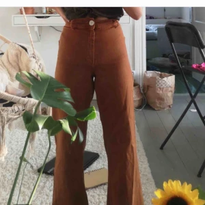  - Säljer skitsnygga Zara byxor som är köpta second hand!!! Älskar dessa men säljer pga fel storlek :(. Super snygg orange färg, höga i midjan och avklippta, passar mig som är 170 perfekt i längden! Frakt tillkommer!!! (Obs lånad bild, skriv för fler bilder)