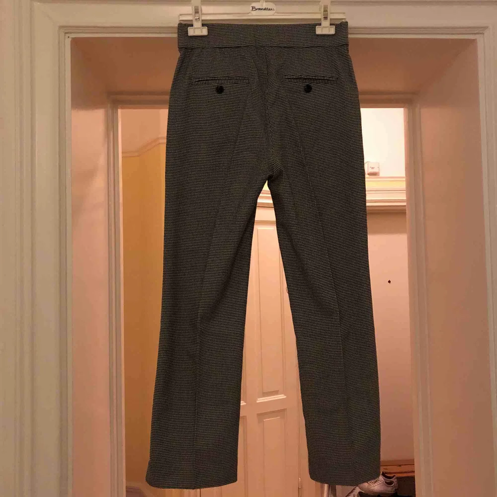 Kostymbyxor från Pull&Bear Storlek M dock ganska små i storleken  Extremt bra skick - använda en gång Säljes pga för små . Jeans & Byxor.