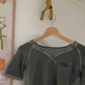  - Sportig Nike-topp söker nytt hem!! I gott skick. Supercool med tex en meshtröja under ;)