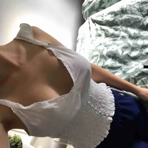  - Sött, vitt linne från Na-Kd. Endast använt en kväll och har inga fläckar.