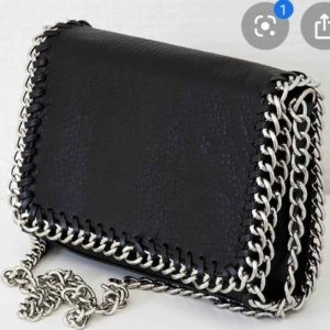  - Säljer denna mycket populära väska från tiamo. Super fin och helt oanvänd. Frakt ingår i priset (59kr), kan också mötas upp. Nypriset ligger på 500kr, väskan är slutsåld på de flesta ställen.