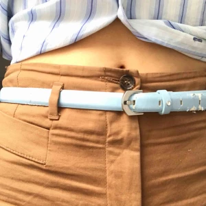  - Fint blått bälte med liten pärla i mitten! Lite slitet på sidan som man ser❣️