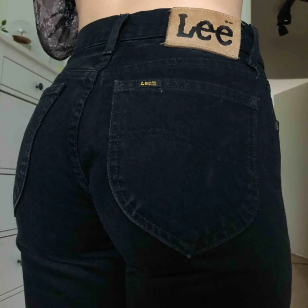 Skitsnygga, svarta, mid rise Lee-jeans. Köpta på beyond retro. Jag är 163 cm och på mig slutar de vid ankeln. Köparen står för frakt ☀️. Jeans & Byxor.