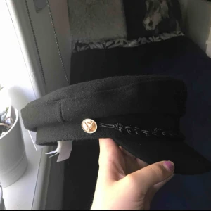  -  ✨ Fin, svart keps i nyskick från Pull & Bear. Säljes pga att jag ej passar i den. Ej använd. Säljer för nypriset. Köparen står för frakten ✨