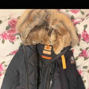  - Parajumper kodiak.  Inga skador eller fel (djurfri & rökfri).  Storlek S. Säljs för 4600. Köptes för 10.000kr Möts upp i Stockholm 