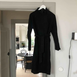  - Svart kappa i ull med knappar och ”band” som knytes i midjan. Klassisk och fin till hösten! Knappt använd 🌟
