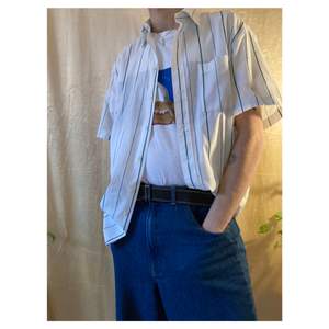 Vintage short-sleeve shirt from swedish brand Melka. Good quality shirt with green stripes. Unisex fit size is Medium fits good as oversize or true to size. See pictures for fit! An overall nice shirt for every occasion!