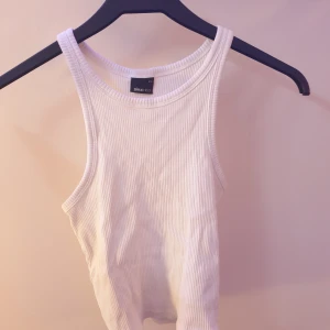 Vit topp - Oanvänd kort vit topp från gina tricot. Säljes pga den inte passade mig. Denna är fraktfri!💓