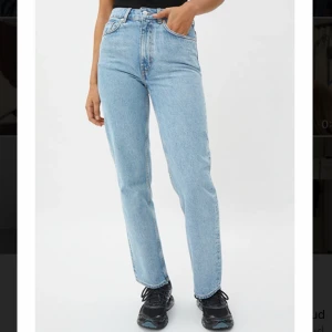 Weekday Voyage Pen Blue Jeans - Jätte snygga straight leg ljusblåa jeans från Weekday. Använda några gånger men bra skick. Skriv för fler bilder, Orginal pris 500kr (Priset kan diskuteras) ❣️