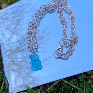 Gummibjörns halsband - Gummibjörns halsband finns i blå, röd, klargul, honungsgul, orange, lila, rosa, vit, svart och grön