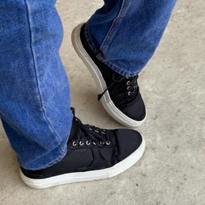 Axel arigato skor - Hej! Säljer mina superfina arigato skor, fick dom i födelsedagspresent men dom har inte riktigt kommit till användning för mig. Dom är i superfint skick, nypris 900!! Köparen står för frakten💞💞💞