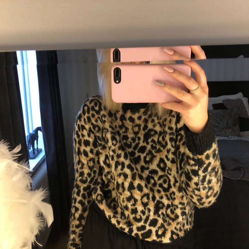 Jätte fin stickad tröja i leopardmönster, använd men bra skick. Stickat.